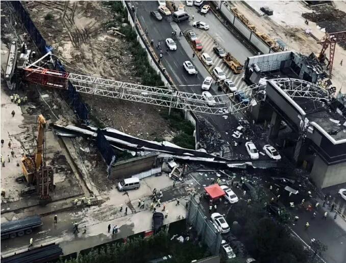 武汉发生塔吊倒塌事故